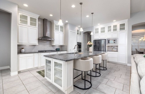 Wetmore House | LuxuryRetreat/20min SA Airport, Downtown/HeatedPool&SPA/12+ guest/Arcade/BBQ