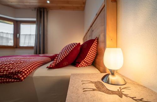 Blaichach Apartment | Luxus Chalet im Allgäu - Zirbenholz Schlafzimmer - Terrasse mit Bergblick - Infrarotkabine