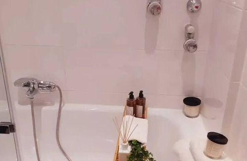 Furstenried-West Apartment | Luxus Wohnung für Mehr Platz mit Netflix in München
