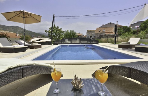 Marina Apartment | Luxusvilla am Meer mit Pool 1