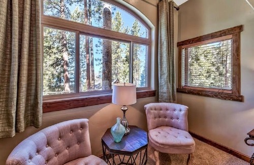 Lincoln Park House | Lv12 luxury villa with hot tub, close to skiing
