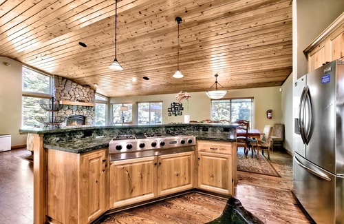 Country Club Estates House | LX26 Lake Tahoe 6 bedroom home with Hot Tub Mountain View