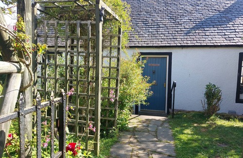Cromarty Cottage | LYDIA COTTAGE - CROMARTY, pet friendly, with open fire in Cromarty