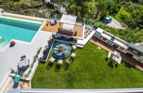 Lygia Villa | Lygia Villa Sleeps 10 with Pool Air Con and WiFi
