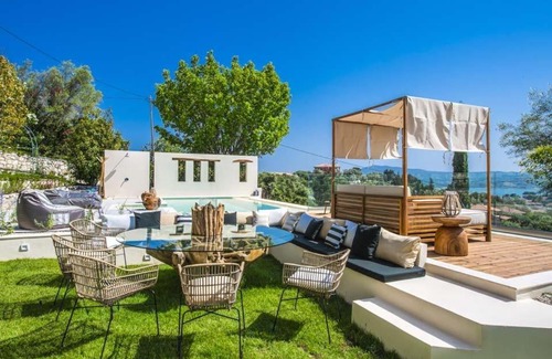 Lygia Villa | Lygia Villa Sleeps 10 with Pool Air Con and WiFi