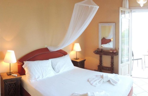 Lygia Villa | Lygia Villa Sleeps 4 Pool Air Con WiFi