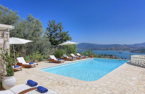 Lygia Villa | Lygia Villa Sleeps 8 Pool Air Con WiFi