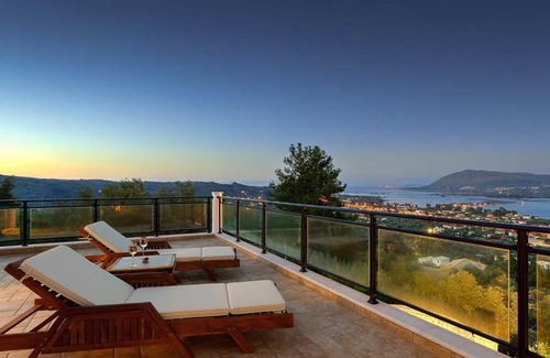 Lygia Villa | Lygia Villa Sleeps 8 Pool Air Con WiFi