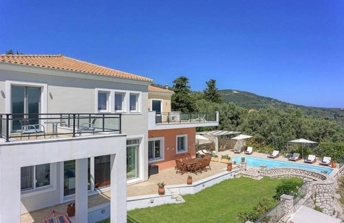 Lygia Villa | Lygia Villa Sleeps 8 with Pool Air Con and WiFi