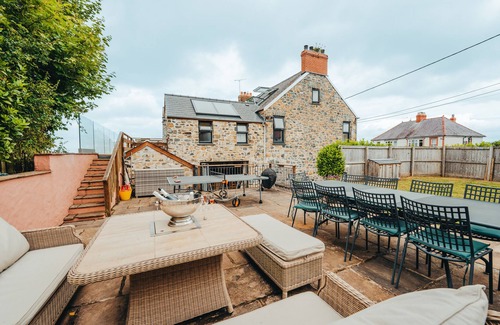 Newport Cottage | LYNDALE, pet friendly, with a garden in Newport, Pembrokeshire