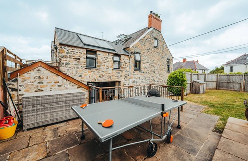 Newport Cottage | LYNDALE, pet friendly, with a garden in Newport, Pembrokeshire