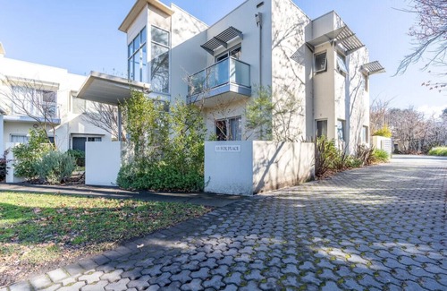Lyneham Apartment | Lyne5 · Captivating 3BR/2BA APT close to Dickson Shopping!