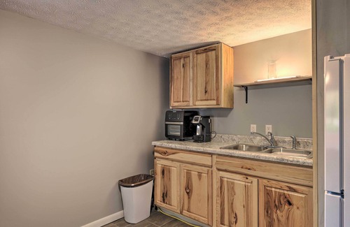 East Point Apartment | 'Lynn' Dog-Friendly Abode w/Mountain Views!
