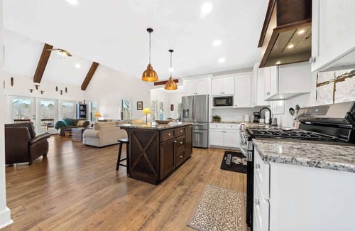 Eatonton House | Lyon's Den - *NEW* 5bd, Sleeps 13, New Dock+ More