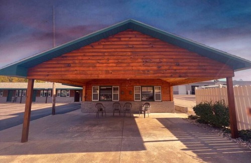 Onaway Cabin | Lyons in Onaway - 2 Full Beds - Room 9 - Sleeps 4
