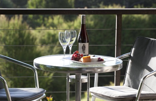 Mount Toolebewong Cottage | Lyrebird Cottages, Silver Wattle cottage, Relax in nature in the Yarra Valley.