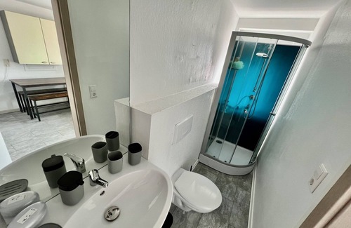 Stadtmitte/Neustadt Apartment | Möblierte 4-zi Fewo am Hildesheimer Hauptbahnhof mit 2 Bädern, Küche