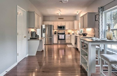 Huntersville House | M&M's Suburban Retreat w/Hot Tub