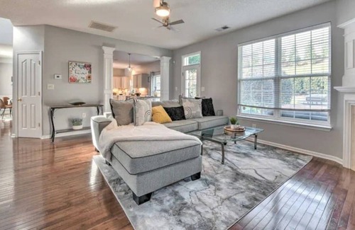 Huntersville House | M&M's Suburban Retreat w/Hot Tub