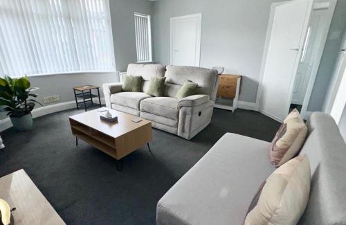 Sutton-in-Ashfield House | M1 Link 2 bed house up to 4 people, free parking,wifi,M1,transport links,garden