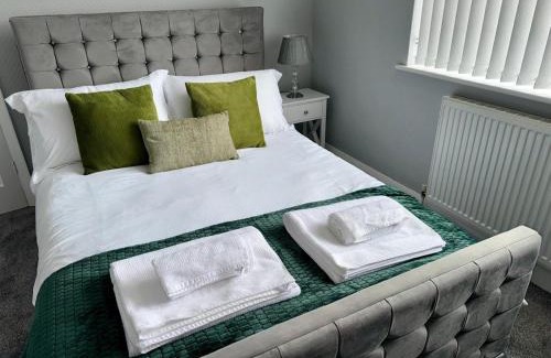 Sutton-in-Ashfield House | M1 Link 2 bed house up to 4 people, free parking,wifi,M1,transport links,garden