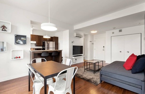Milton Park Apartment | M11 | Boulevard Suites: 2-BR Bright Lego Suite 3E