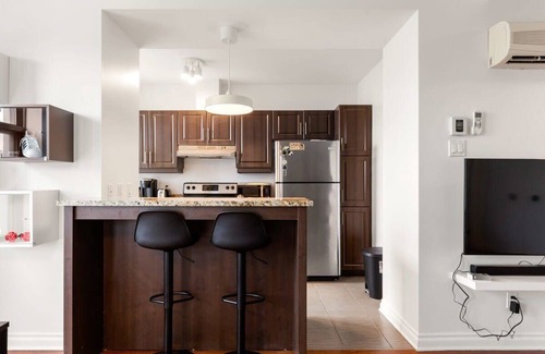Milton Park Apartment | M11 | Boulevard Suites: 2-BR Bright Lego Suite 3E