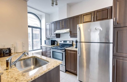 Milton Park Apartment | M11 | Boulevard Suites:Cozy 2-BR in DT Montreal 2E