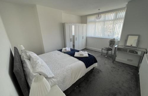 Sutton-in-Ashfield Apartment | M1Link 3 bed house up to 7 people free parking, wifi, M1, transport links, enclosed L garden