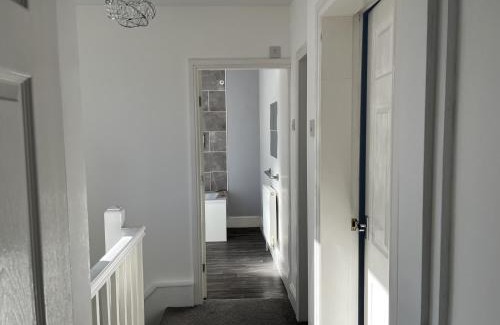 Sutton-in-Ashfield Apartment | M1Link 3 bed house up to 7 people free parking, wifi, M1, transport links, enclosed L garden