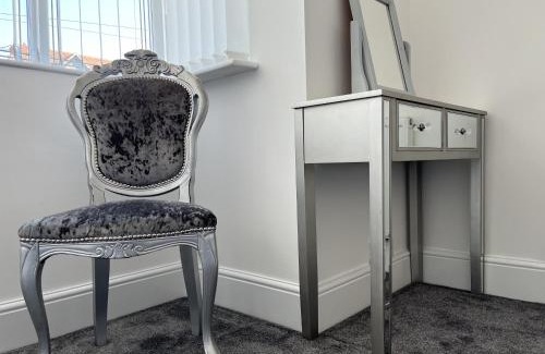 Sutton-in-Ashfield Apartment | M1Link 3 bed house up to 7 people free parking, wifi, M1, transport links, enclosed L garden
