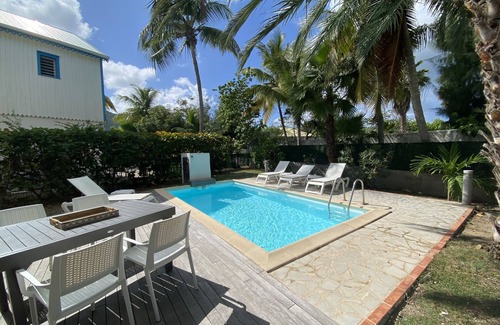 Bellevue Villa | Macassi 3BR beach house, steps to the beach & private pool - cistern