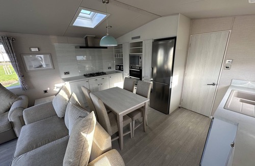 Mablethorpe Cabin | Mablethorpe Lakeside Caravan with Decking & Wi-Fi!