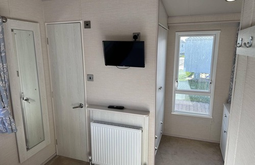 Mablethorpe Cabin | Mablethorpe Lakeside Caravan with Decking & Wi-Fi!