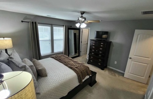 Burlington House | Mackintosh Townhome Retreat - 4BD/3BA