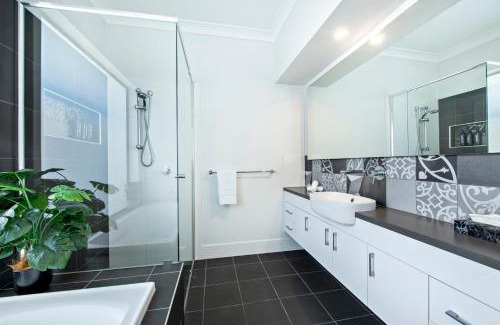 Dubbo House | Macquarie Entertainer - Pool Retreat, Pet Friendly