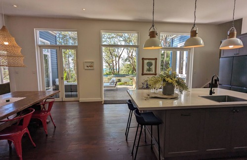 Macmasters Beach House | Macs Beach House - classic cottage 100m to beach