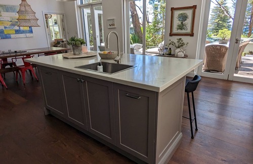 Macmasters Beach House | Macs Beach House - classic cottage 100m to beach