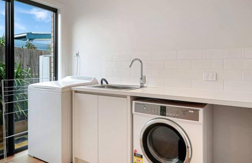 Ocean Grove House | Madeley Family Getaway- Sleeping 8, central, aircon, close to shops, beach, parks, spacious