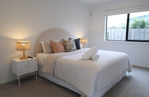Ocean Grove House | Madeley Family Getaway- Sleeping 8, central, aircon, close to shops, beach, parks, spacious