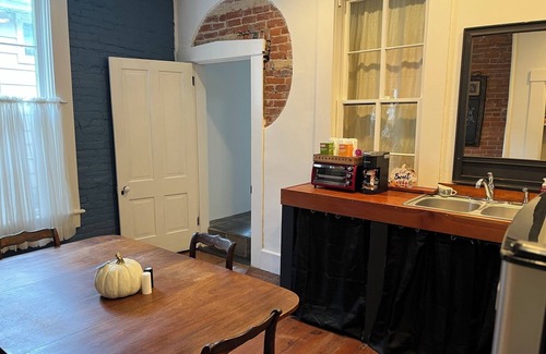 Madison House | Madison Manor By the River: Sleeps up to 15, Walk to Historic Downtown