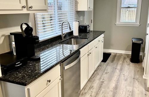 Lake Breeze Park House | Madison on the Lake Home with Lake Erie views & Pool in Wine Country!