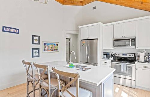 Uptown Historic District House | Magazine Street Stay Balcony Retreat