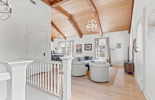 Uptown Historic District House | Magazine Street Stay Balcony Retreat