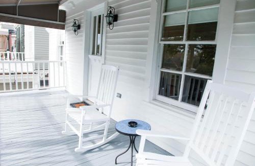Uptown Historic District House | Magazine Street Stay Balcony Retreat