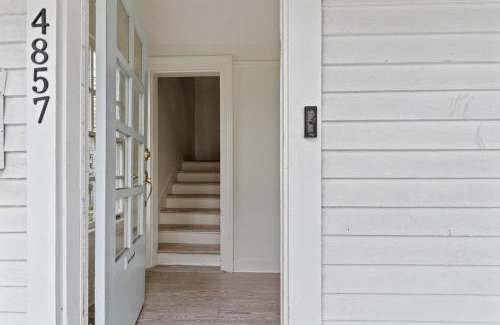 Uptown Historic District House | Magazine Street Stay Balcony Retreat