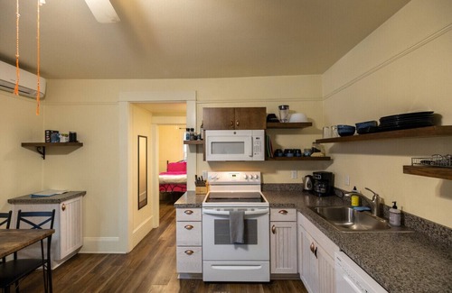 Market District Apartment | Magenta - The Rhodee House #2