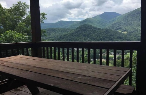 Valley Creek Run Cabin | MAGGIE FAVORITE 3/3 FAMILY LOG CABIN with GREAT VIEWS, LARGE GAME ROOM & HOT TUB