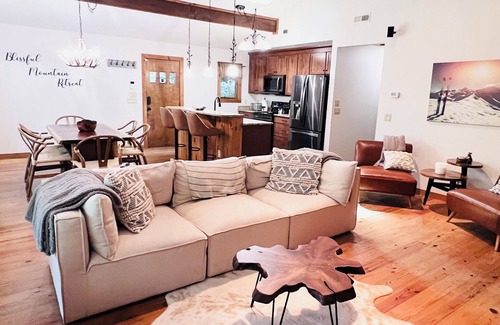 Maggie Valley Ski Chalet | Maggie Valley 4BR Cabin w/Hot Tub in Serene Forest - Near Golf, Skiing & Hiking