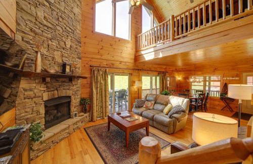 Maggie Valley House | Maggie Valley Cabin with Private Hot Tub and Game Room